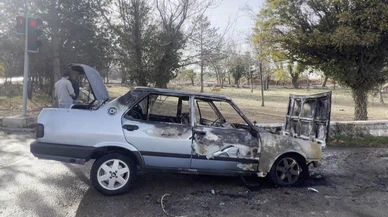 Işıkta durdu, dakikalar aleve dönüştü: Kırşehir'de yol ortasında panik!