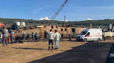 İzmir’de üzerine parça düşen işçi hayatını kaybetti