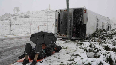 Şemsiye altında yardım bekledi: Ekipler seferber oldu...