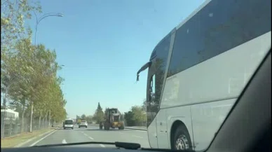 Bir elinde direksiyon, diğerinde ayna! Şoförün akılalmaz şovu kamerada...