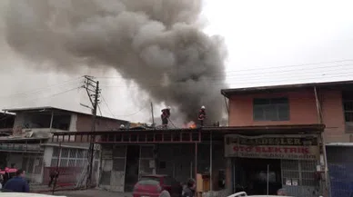 Çatıdan alevler fışkırdı, işçiler soluğu dışarıda aldı! Korku dolu anlar kamerada...