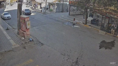 Minik çocuğun savrulduğu kaza yürekleri ağıza getirdi... O anlar kamerada!