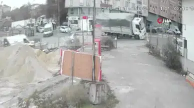 Aşırı yüklü kamyon virajı alamayınca olanlar oldu... O anlar kameraya saniye saniye yansıdı!