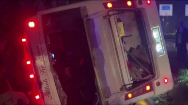 Otomobil ile çarpışan işçi servisi devrildi: 8 yaralı