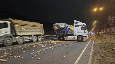 Rampa aşağı inen tır makasladı, onlarca kilo patates yola saçıldı