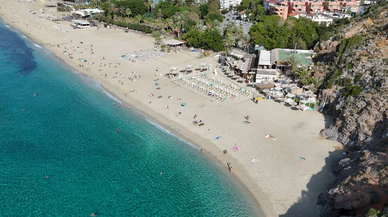 Bir yanımız yaprak dökerken bir yanımız bahar bahçe: Alanya'da kasım güneşi!