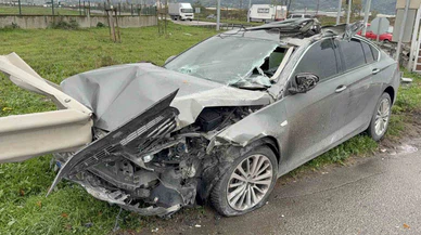 Samsun'da korkunç çarpışma! Otomobil demir bariyere saplandı