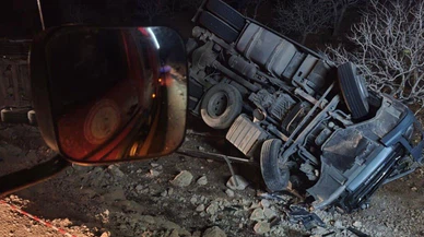 Tır şarampole devrildi... Sürücü araç içinde sıkıştı!