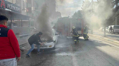 Motor ısındı demeye kalmadan yandı! Seyir halindeki otomobil alev topuna döndü