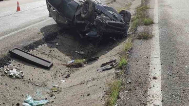 Otomobil refüje çarptı, araç takla attı! Ortalık savaş alanına döndü...