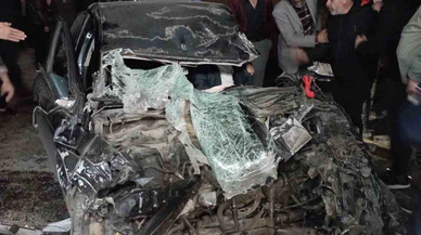 Tır dorsesine çarpan otomobil hurda yığınına döndü, sıkışan sürücü güçlükle kurtarıldı