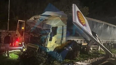 Kontrolden çıkan tır akaryakıt istasyonuna daldı: Facia kıl payı atlatıldı!