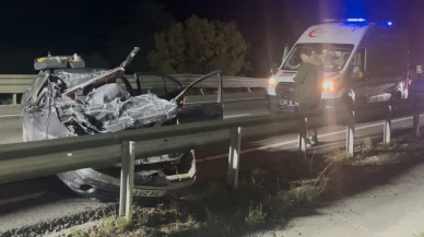 O yol can aldı! Otomobil tıra saplandı...