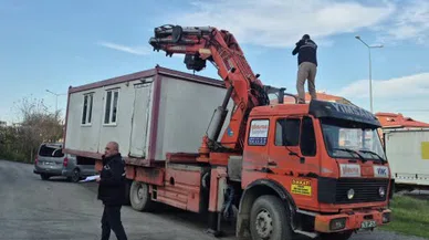 5 metre yukarıda, 1 saniyede aşağıda... İşçinin düşüşü yürek burktu!