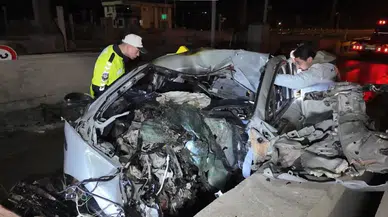 Aşırı hızla gişelere çarpan araç alev aldı...Acı detay ortaya çıktı