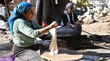 Şırnak’ta kadınların imeceyle ekmek hazırlama geleneği sürüyor