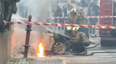 Megakentte elektrik kabloları patladı! Otomobil saniyeler içinde alev topuna döndü...