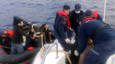 Yunanistan, 8’i çocuk 20 düzensiz göçmeni ölüme terk etti