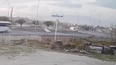 Öğrenci servisi kavşakta devrildi: 18 kişinin yaralandığı kaza kameralara yansıdı!