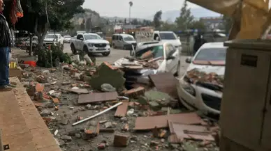 Kuvvetli rüzgâr apartman duvarını yıktı: Park halindeki araçlar etkilendi