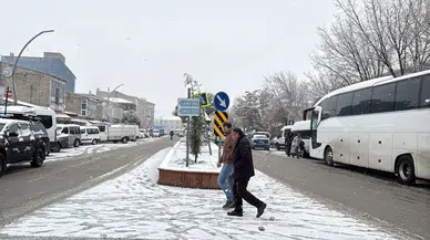 Muradiye ve Çaldıran’da kar yağışı sabah saatlerinde sürpriz oldu!