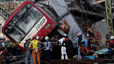 Trenle otomobil çarpıştı: 100 Yolcu tahliye edildi