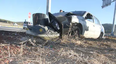 Konya’da feci kaza: Otomobil trafik direğine çarptı