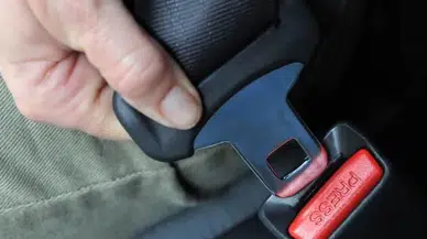 Emniyet kemeri faciayı önledi: Takla atan araçtan sağ çıktı!