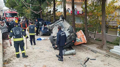 Otomobil devrildi, önce ağaca sonra park halindeki araca çarptı!