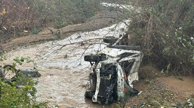 Yol çöktü, pikap ve kamyonet dereye düştü: Sarıyer’de sel paniği