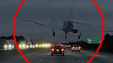 Otoyolda ölümden dönüldü: Uçak aracın üzerine indi!