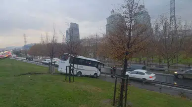 Yağmur kazayı getirdi: Esenyurt'ta servis minibüsü bariyerleri biçti!