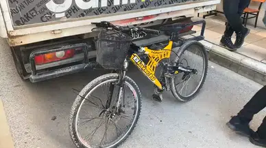 Yol dar, özgüven yüksek... Elazığ’da bisikletli pikabı görünce freni unuttu!