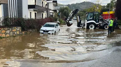 Bodrum’da sağanak ve dolu hayatı felç etti! İstinat duvarı çöktü, caddeler göle döndü...