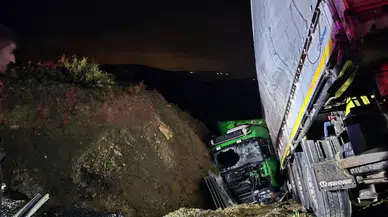 Direksiyon hakimiyetini kaybetti! Manavgat’ta tır şarampole yuvarlandı