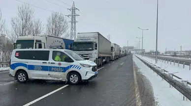 Yoğun kar ulaşımı felç etti! D-100’te geçiş yok