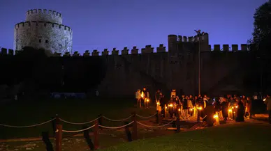 Yedikule Hisarı’nda Fenerli Gece Turu: Zindanlarda tarihi yolculuk