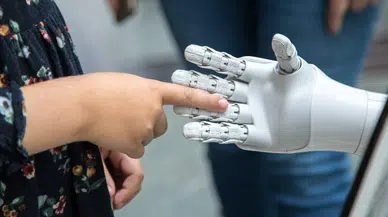 Robotlar acıyı hissedecek: Çinli bilim insanları refleks gösteren elektronik deri geliştirdi!
