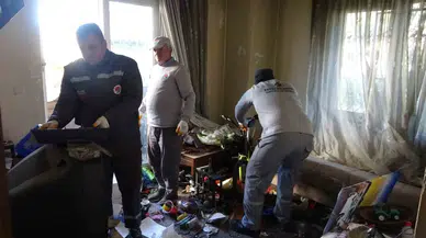 Apartman sakinleri ihbar etti, bakımevine alındı: Kepez'de daireden 2 kamyon çöp çıktı!