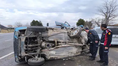 Yol bir anda savaş alanına döndü... Kavşakta feci çarpışma ortalığı birbirine kattı!