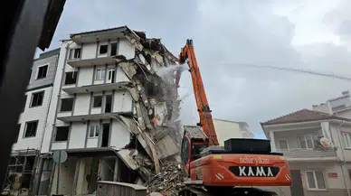 Sındırgı’da deprem sonrası ağır hasarlı binaların yıkımı sürüyor