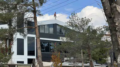 Konya ayakta: Alacağını alamayan işçi yarı çıplak çatıya çıktı, 3 saat indiremediler!