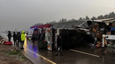 Hatay’da feci kamyon kazası! Sebzeler Yola saçıldı, trafik kapatıldı...