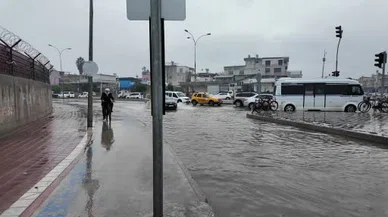 Adana’da sağanak hayatı felç etti... Pazaryeri göle döndü!