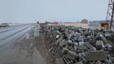 Bitlis'te beton gibi gerçek! Briket dolu tır kaydı, yol Tetris’e döndü...