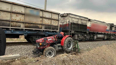 Gölbaşı'nda korkutan kaza: Raylarda mahsur kalan traktöre yük treni çarptı!