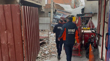 Balyozla yıkıma girişti, duvar üzerine yıkıldı... Korkunç anlar kamerada!