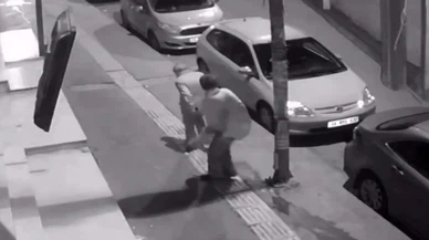 Amcamız kendi halinde biriydi... Alkollü kadın “Para vermedi” diye defalarca tekmeledi!