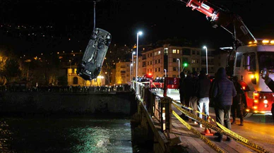 Korkulukları aştı, nehir mezarı oldu: Amasya'da otomobil köprüden düştü!