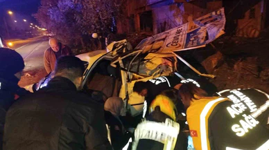 Nazilli’de gece yarısı korkutan kaza: Otomobil ağaca çarptı!